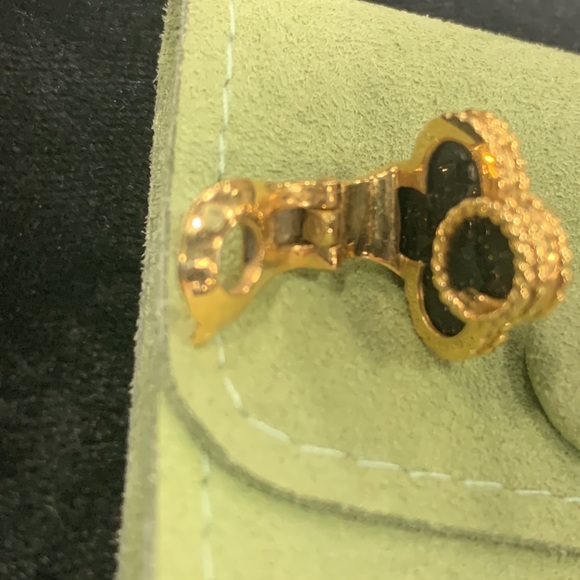 Van Cleef Vintage Alhambra Onyx and 18k yellow gold Clip on 1960’s Earrings. - Picture 4 of 5